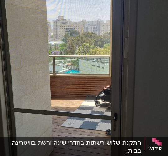 מסגרת אלומיניום לדלת זכוכית במרפסת
